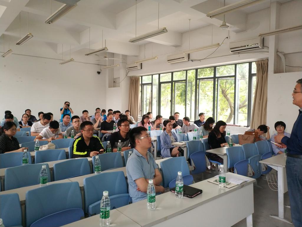 av在线
召开党员政治学习暨班主任培训1.jpg