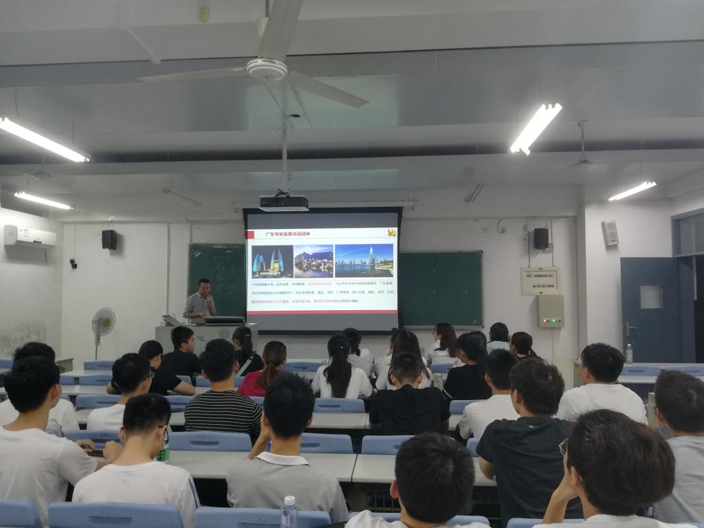 av在线
副院长尹辉斌给学生上班会课2-1-.jpg
