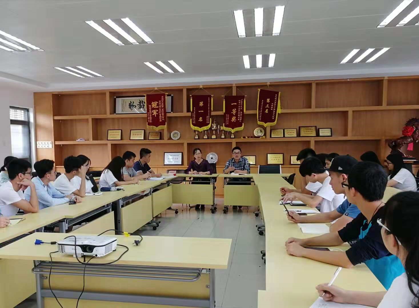 av在线
召开第49期校党课培训动员会议1.jpg