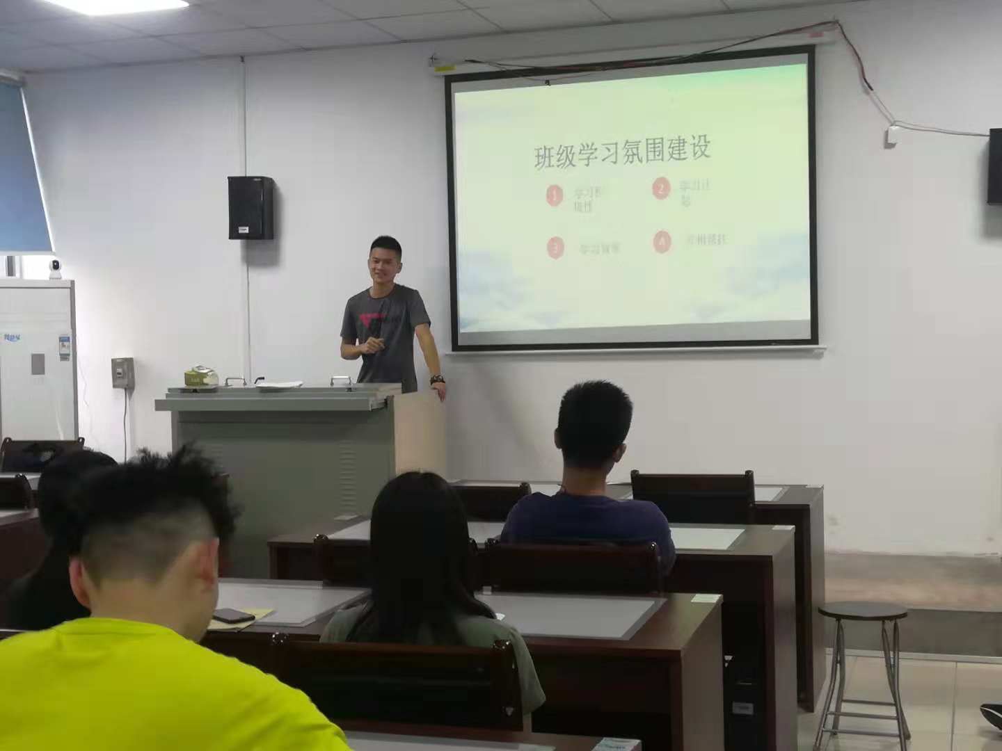 av在线
副院长陈佰满给学生上班会课2-1-.jpg