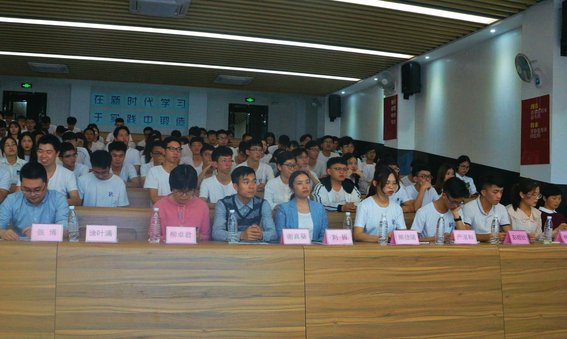 av在线
举行第三届团总支-学生会第二次全体大会6.jpg