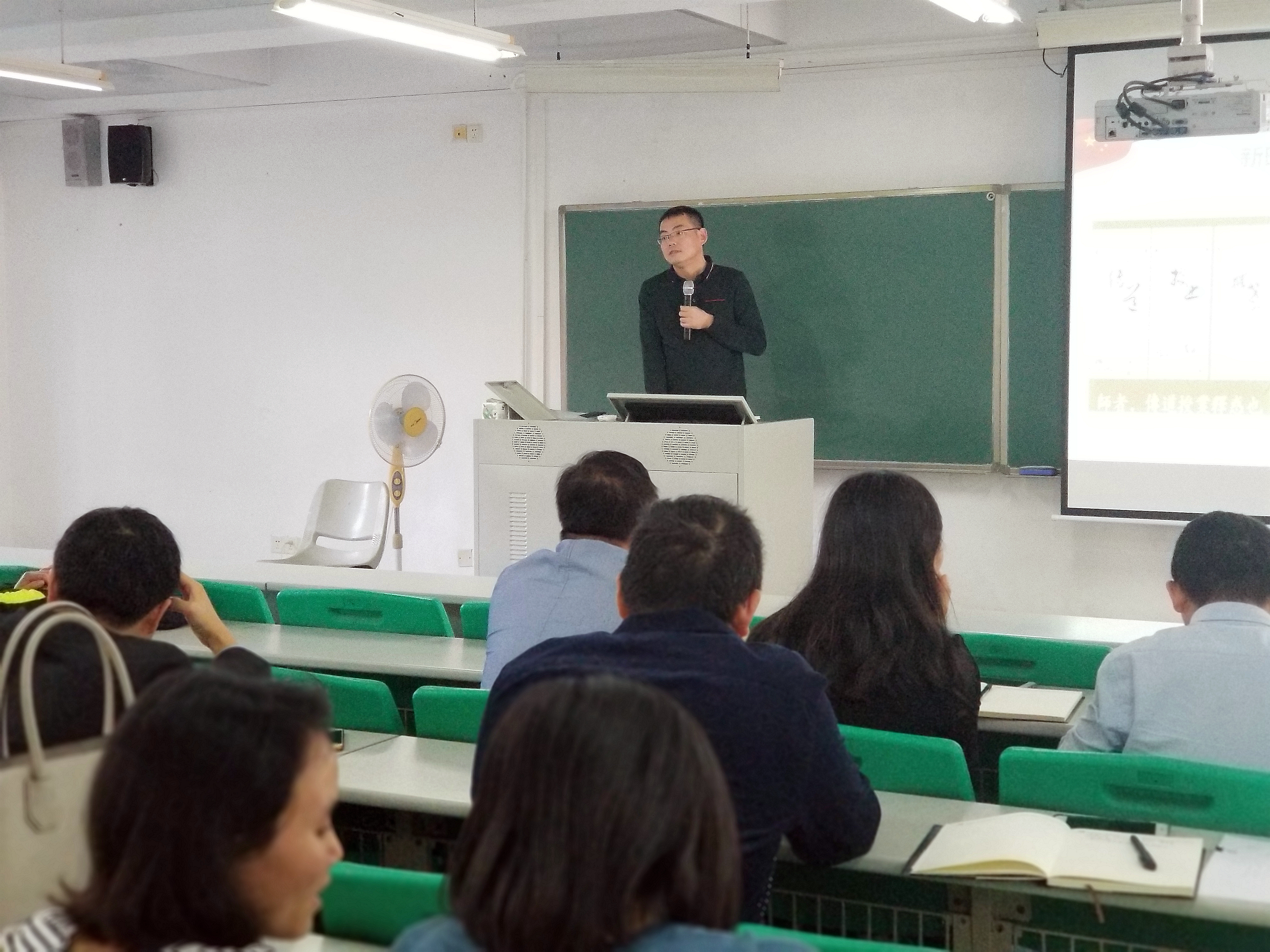 av在线
教职工集体学习-新时代高校教师职业行为十项准则-等文件1.jpg