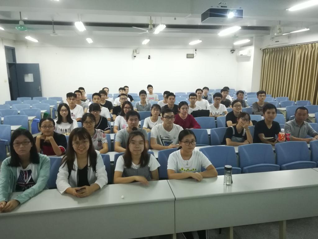 av在线
副院长尹辉斌给学生上班会课3.jpg