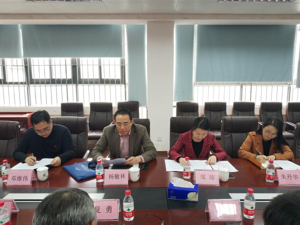 av在线
党总支召开2018年度党员领导干部民主生活会2.jpg