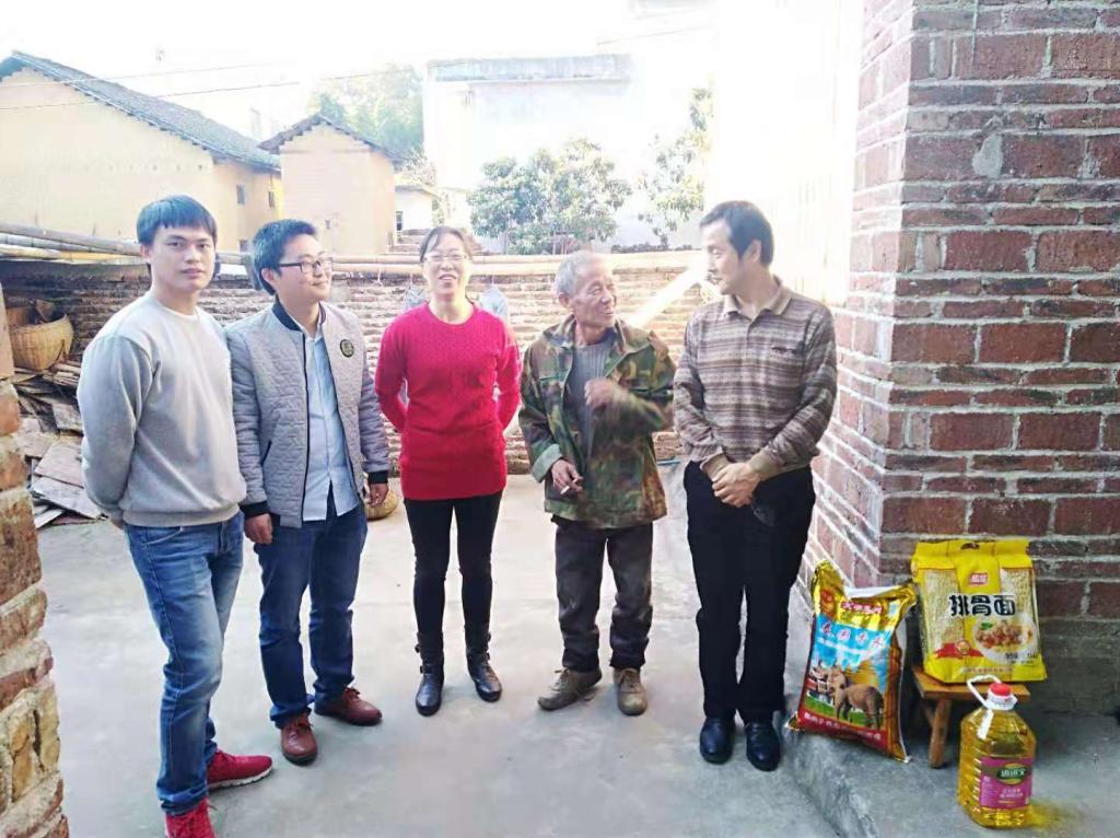 av在线
党总支第四次赴韶关斗湾村慰问对口帮扶农户1.png